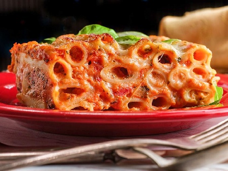 Печени макарони с кайма, италиански колбас, доматен сос, сметана и три вида сирене на фурна - снимка на рецептата
